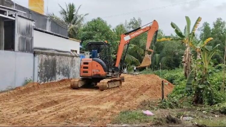Warga dan Orangtua Siswa Urunan Bangun Jalan Timbunan
