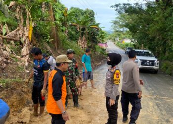 Pasca Longsor, Tim Gerak Cepat Lakukan Pembersihan, Kapolsek Timur Ikut Inisiasi