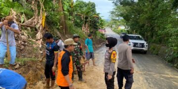 Pasca Longsor, Tim Gerak Cepat Lakukan Pembersihan, Kapolsek Timur Ikut Inisiasi