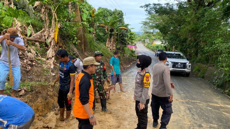 Pasca Longsor, Tim Gerak Cepat Lakukan Pembersihan, Kapolsek Timur Ikut Inisiasi