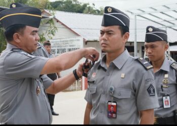 Empat Pegawai Lapas Berprestasi Naik Pangkat