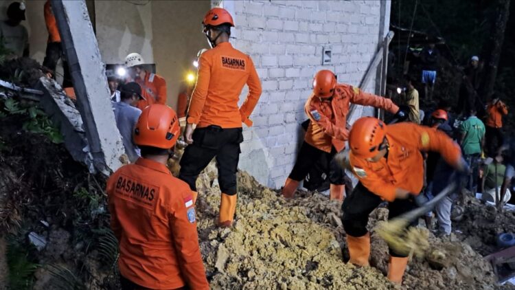 Begini Detik-Detik Pencarian Korban Tertimbun Longsor di RT 15 Karang Anyar Kota Tarakan