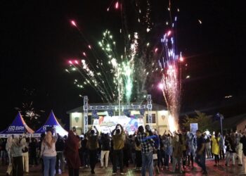 Meriahkan Momen Malam Pergantian Tahun Baru 2025, Yonif 613 Raja Alam Gelar Pesta Kembang Api