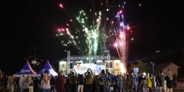 Meriahkan Momen Malam Pergantian Tahun Baru 2025, Yonif 613 Raja Alam Gelar Pesta Kembang Api