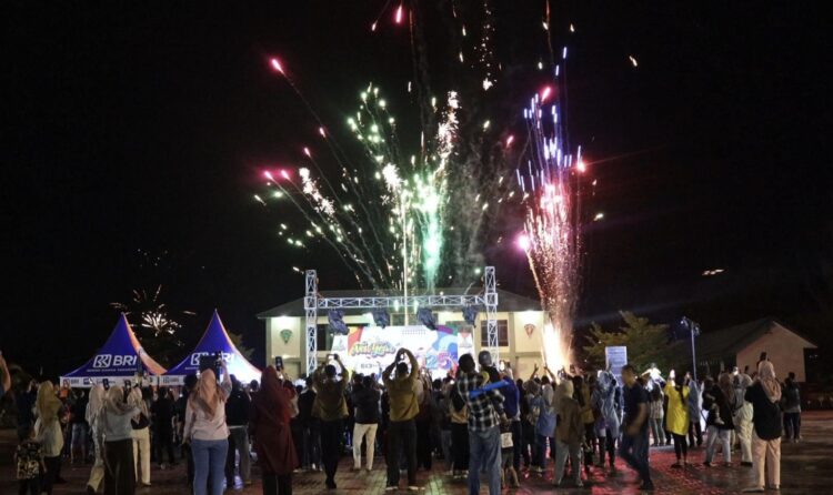 Meriahkan Momen Malam Pergantian Tahun Baru 2025, Yonif 613 Raja Alam Gelar Pesta Kembang Api