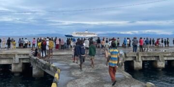 Momen Perdana KM Singgah  di Pelabuhan Waren, Angkut 120 Penumpang
