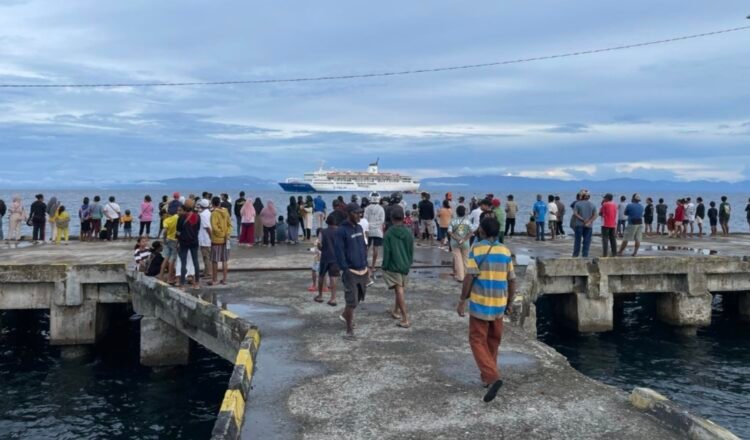 Momen Perdana KM Singgah  di Pelabuhan Waren, Angkut 120 Penumpang