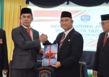 Sertijab Wali Kota Tarakan Dokter Khairul dan PJ Wali Kota Tarakan Bustan,  Sempat Cipika Cipiki