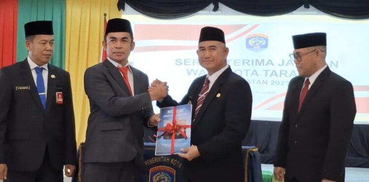 Sertijab Wali Kota Tarakan Dokter Khairul dan PJ Wali Kota Tarakan Bustan,  Sempat Cipika Cipiki