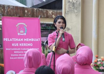 Bhayangkari Cabang Tarakan Dukung Perubahan Wilayah Selumit Pantai Melalui Pelatihan Membuat Kue Kering