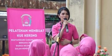 Bhayangkari Cabang Tarakan Dukung Perubahan Wilayah Selumit Pantai Melalui Pelatihan Membuat Kue Kering