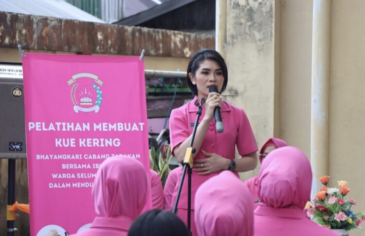 Bhayangkari Cabang Tarakan Dukung Perubahan Wilayah Selumit Pantai Melalui Pelatihan Membuat Kue Kering