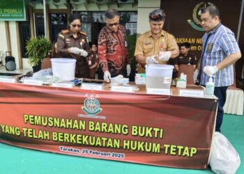 Kejari Tarakan Musnahkan BB Sabu, Sajam dan Handphone, Didapatkan dari 77 Perkara Inkrah