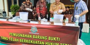 Kejari Tarakan Musnahkan BB Sabu, Sajam dan Handphone, Didapatkan dari 77 Perkara Inkrah