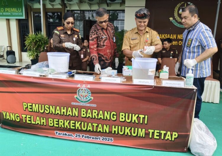 Kejari Tarakan Musnahkan BB Sabu, Sajam dan Handphone, Didapatkan dari 77 Perkara Inkrah