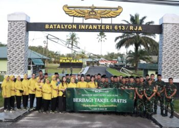 Prajurit dan Persit Yonif 613 Raja Alam Berbagi Takjil, Wujud Kebersamaan Mengisi Momen Ramadan 1446 Hijriah