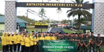 Prajurit dan Persit Yonif 613 Raja Alam Berbagi Takjil, Wujud Kebersamaan Mengisi Momen Ramadan 1446 Hijriah