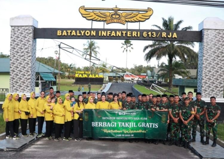 Prajurit dan Persit Yonif 613 Raja Alam Berbagi Takjil, Wujud Kebersamaan Mengisi Momen Ramadan 1446 Hijriah