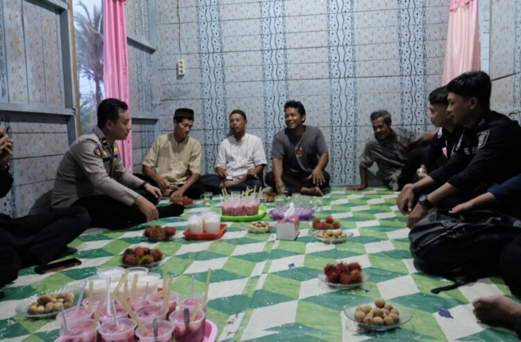 Rajut Kebersamaan Melalui Buka Puasa Bersama Personel Bidhumas Polda Kaltara dengan Tokoh Masyarakat Desa Tanjung Buka