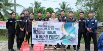 Sinergi Bidhumas Polda Kaltara dan Masyarakat di Bulan Ramadhan, Serunya Bagi-Bagi Takjil di Desa Tanjung Buka