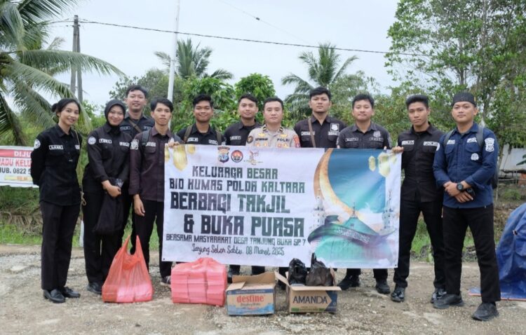 Sinergi Bidhumas Polda Kaltara dan Masyarakat di Bulan Ramadhan, Serunya Bagi-Bagi Takjil di Desa Tanjung Buka