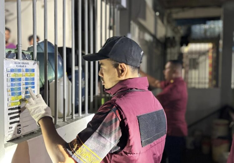 Perkuat Deteksi Dini Jelang Hari Raya Idul Fitri 1446 Hijrih, Seluruh Personel Geledah Kamar Hunian Warga Binaan