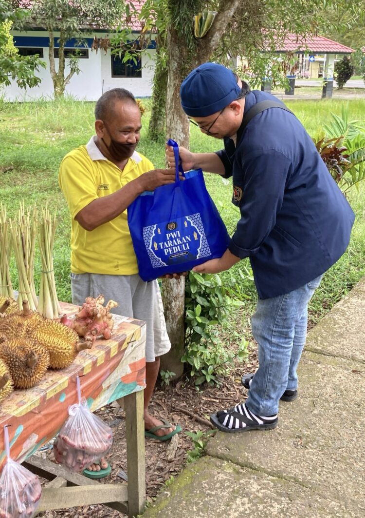 PWI Tarakan Gelar PWI Peduli 2025, Bagikan Puluhan Paket Sembako untuk Warga Kurang Mampu