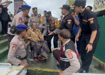 Kapolres Tarakan Bantu Pemudik di Pelabuhan Tengkayu I