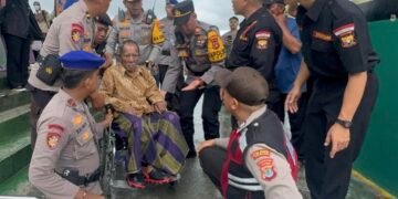 Kapolres Tarakan Bantu Pemudik di Pelabuhan Tengkayu I