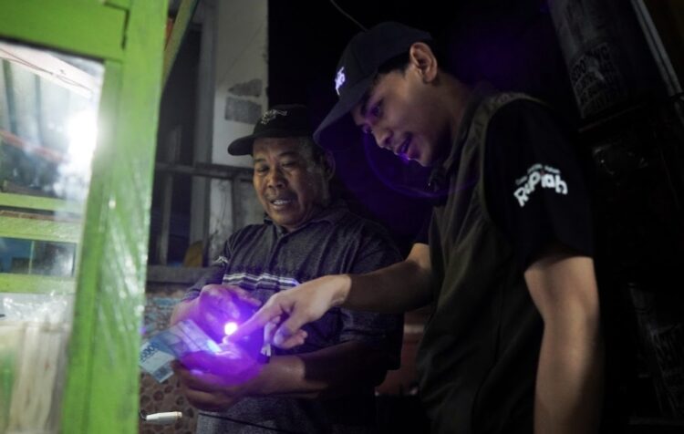 Edukasi Ciri Keaslian Uang Rupiah dan Penggunaan QRIS, BI Kaltara Sasar Pedagang Kaki Lima di Sepanjang Jalan Mulawarman Tarakan