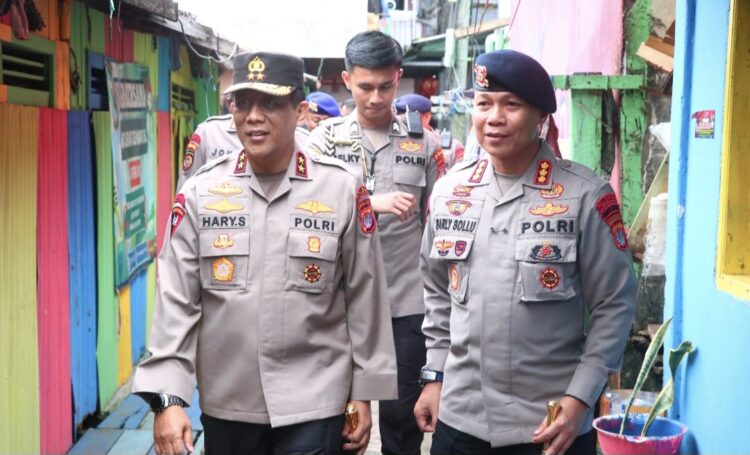 Kapolda Bersama Dansat Berimob Kaltara Tinjau Program Bedah Rumah di Tarakan