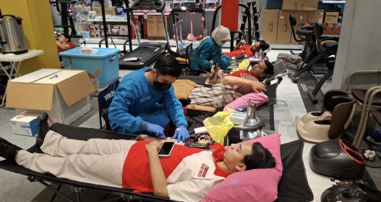 Azko Tarakan dan RSUD Jusuf SK Gelar Aksi Donor Darah, Satukan Kepedulian Sosial dalam Semarak BoomSale 2025