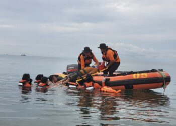 Tingkatkan Kemampuan, Basarnas Gelar Latihan Kesiapsiagaan Kecelakaan Kapal di Perairan, Personel Simulasi Penyelamatan