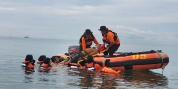 Tingkatkan Kemampuan, Basarnas Gelar Latihan Kesiapsiagaan Kecelakaan Kapal di Perairan, Personel Simulasi Penyelamatan