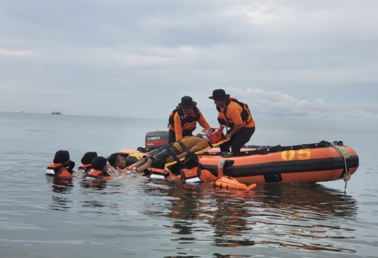 Tingkatkan Kemampuan, Basarnas Gelar Latihan Kesiapsiagaan Kecelakaan Kapal di Perairan, Personel Simulasi Penyelamatan