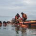 Tingkatkan Kemampuan, Basarnas Gelar Latihan Kesiapsiagaan Kecelakaan Kapal di Perairan, Personel Simulasi Penyelamatan
