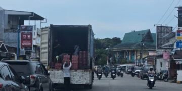 Aktivitas Bongkar Muat Mobil Angkut Kontainer Disorot, Khawatir Ganggu Pengguna Jalan dan Tambah Kemacetan