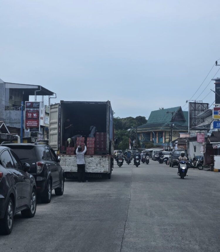 Aktivitas Bongkar Muat Mobil Angkut Kontainer Disorot, Khawatir Ganggu Pengguna Jalan dan Tambah Kemacetan