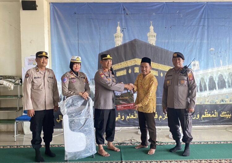 Polres Tarakan Beri Bantuan Kursi Belajar kepada Ponpes Korban Pencurian, Wujud Dukungan Polri di Dunia Pendidikan