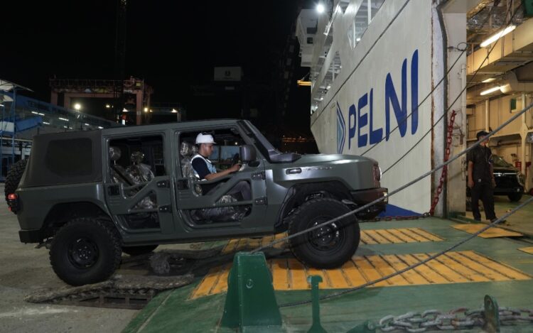Kapal 3in1 PELNI Angkut Kendaraan Taktis Buatan Pindad