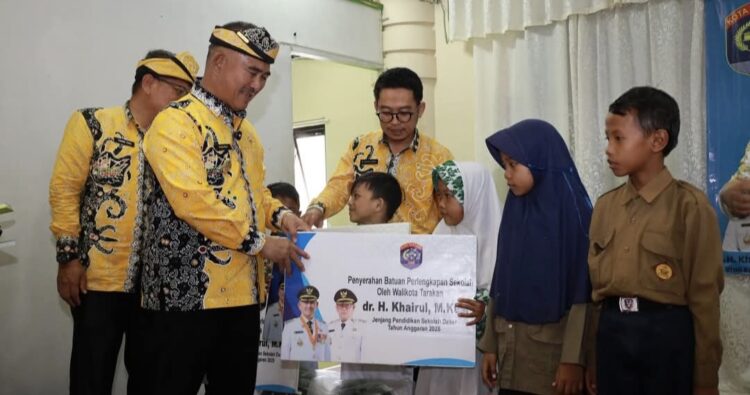 Puluhan Siswa SD SMP Terima Bantuan Peralatan Sekolah, Wali Kota Tarakan Harapkan Terus Berprestasi