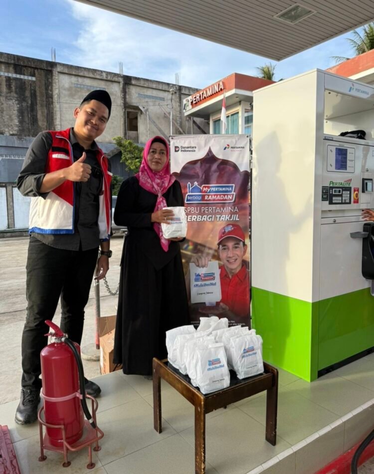 Pertamina Patra Niaga Regional Kalimantan Berbagi Takjil dan Sembako untuk Masyarakat Sebatik