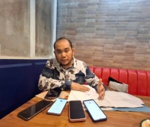 Kuasa Hukum Budhi Wong, Mukhlis Ramlan saat menyampaikan rilis kepada media terkait pelaporan tindak pidana yang melibatkan terlapor AWH terhadap kliennya. KALTARAUPDATE.COM