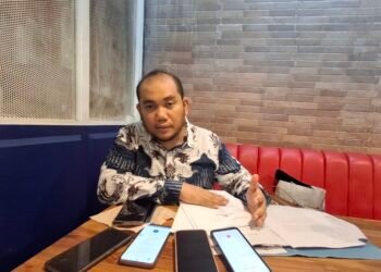 Kuasa Hukum Budhi Wong, Mukhlis Ramlan saat menyampaikan rilis kepada media terkait pelaporan tindak pidana yang melibatkan terlapor AWH terhadap kliennya. KALTARAUPDATE.COM
