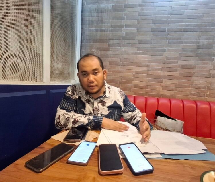 Kuasa Hukum Budhi Wong, Mukhlis Ramlan saat menyampaikan rilis kepada media terkait pelaporan tindak pidana yang melibatkan terlapor AWH terhadap kliennya. KALTARAUPDATE.COM