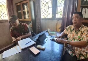 Lurah Lingkas Ujung, Safrudin (kanan, baju kuning) dan Seklur Edy Warsono (kiri). 