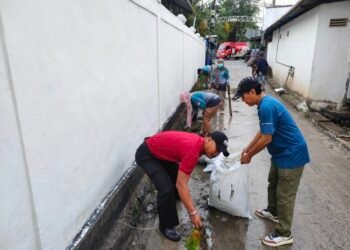 Gerakan Indonesia Asri Berlanjut, Kelurahan Lingkas Ujung Bersihkan Parit hingga Ruas Jalan Libatkan Warga