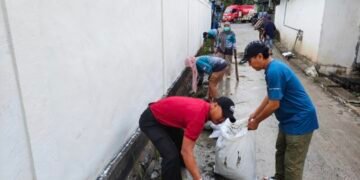 Gerakan Indonesia Asri Berlanjut, Kelurahan Lingkas Ujung Bersihkan Parit hingga Ruas Jalan Libatkan Warga