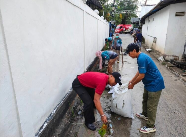 Gerakan Indonesia Asri Berlanjut, Kelurahan Lingkas Ujung Bersihkan Parit hingga Ruas Jalan Libatkan Warga