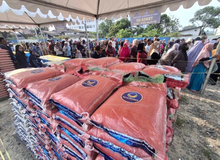 NasDem Kaltara Bagikan 1.100 Sak Beras Premium, Saan Mustopa Serahkan Langsung ke Warga Tarakan